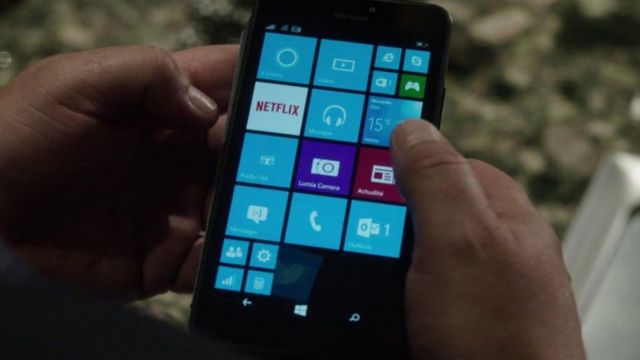L'application Netflix dans le smartphone de Robert Taro (Gérard Depardieu) dans la série Marseille (Saison 1)