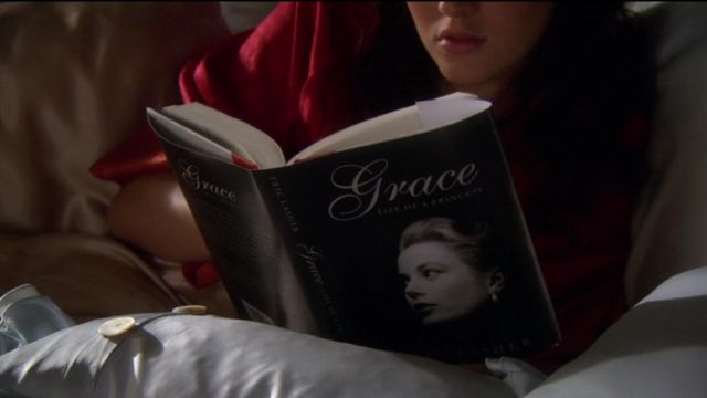 The book Grace Kelly Life of a Princess read by Blair Waldorf (Leighton  Meester) in Gossip Girl S03E03