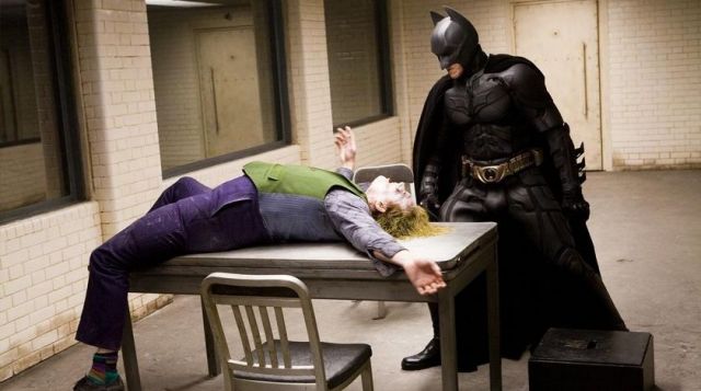 La chaise dans la cellule de prison du Joker (Heath Ledger) dans The Dark Knight Rises