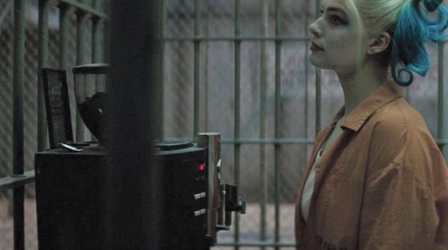 La machine à café dans la cellule d'Harley Quinn (Margot Robbie) dans Suicide Squad