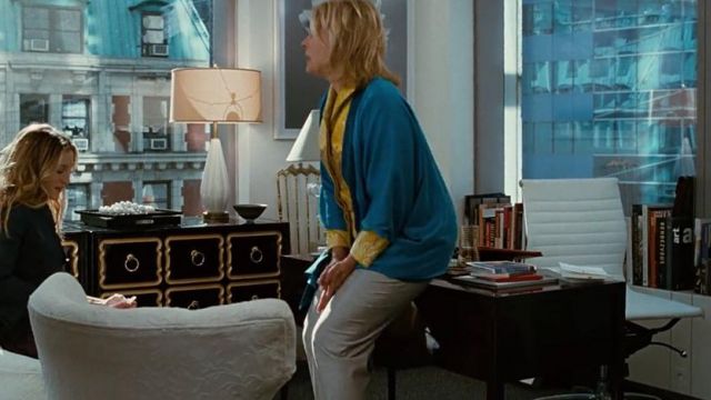 The white chair in the apartment of Carrie Bradshaw (SJP) in Sex and the city 2