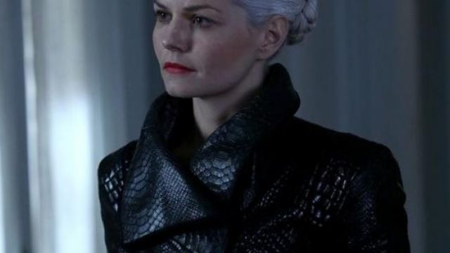 The jacket in crocodile of The Dark Swan (Jennifer Morrison) on Once Upon A Time S05E01