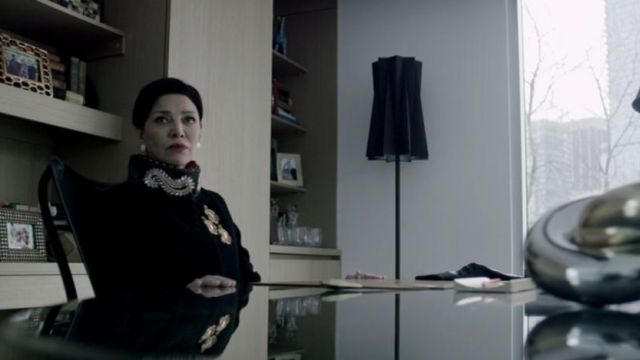 La lampe Calligaris dans le loft de Krisjen Avasarala (Shohreh Aghdashloo) dans The Expanse