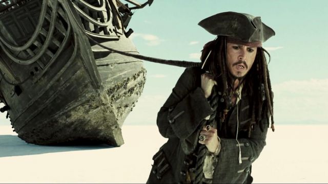Le manteau de Jack Sparrow (Johnny Depp) dans Pirates des Caraïbes
