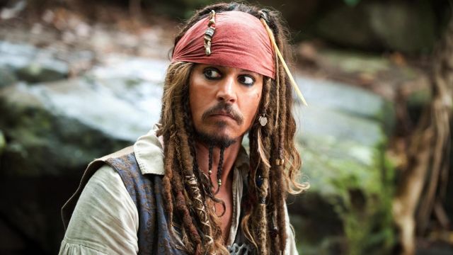 Les aiguilles en os dans les cheveux de Jack Sparrow (Johnny Depp) dans Pirates des Caraïbes