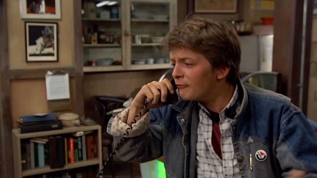Le badge guitare de Marty McFly (Michael J. Fox) dans Retour vers le futur