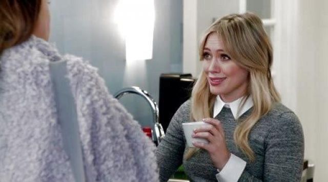 Combined grey jumper/white shirt Kelsey Peters (Hilary Duff) in Younger S1E10