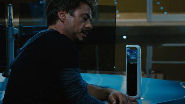 La carafe d'eau Kor One de Tony Stark (Robert Downey Jr.) dans Iron Man 2