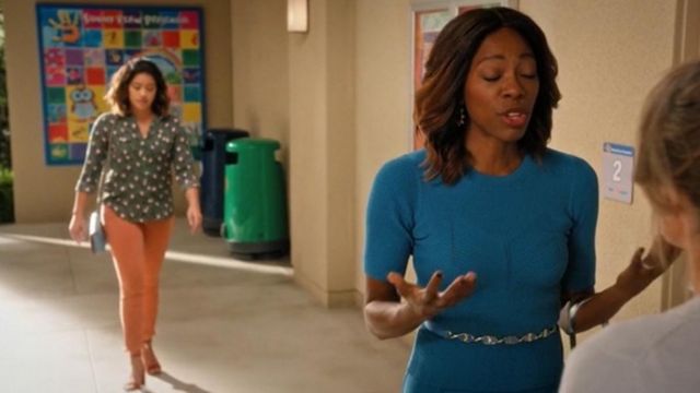 pull court bleu vu sur Stacy ‘Cece’ (Yvonne Orji) dans Jane the virgin