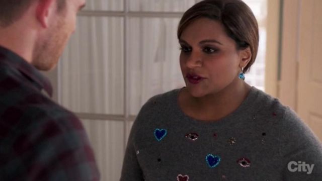 Le pull de Mindy Lahiri (Mindy Kaling) dans El proyecto Mindy