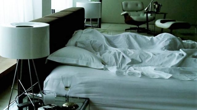 The table lamp FLOS for Reiner (Javier Bardem) in Cartel