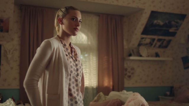 Blouse H&M pink sleeveless Betty Cooper (Lili Reinhart) in Riverdale S01E02