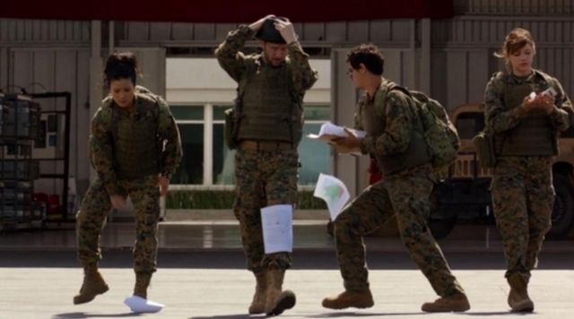 Pantalones militares de Toby Curtis (Eddie Kaye Thomas) en Scorpion