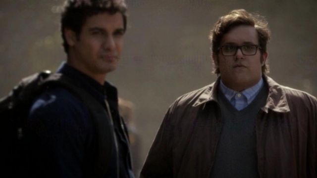 suéter de traje gris de sylvester Dodd (Ari Stidham) en Scorpion | Spotern