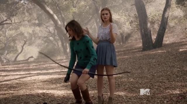 Ame­ri­can Eagle Cham­bray Circle Skirt worn by Lydia Martin (Holland Roden) in Teen Wolf