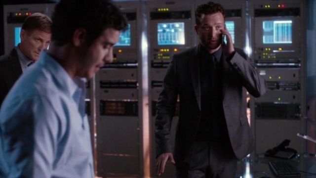 el traje de Toby Curtis (Eddie Kaye Thomas) en Scorpion