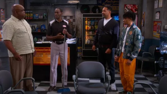 Forever 21 Toggle Drawstring Cargo Joggers worn by Kelvin Upshaw (Diamond Lyons) as seen in The Upshaws (S06E08)