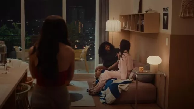 Claquettes UGG Puft à imprimé guépard portées par Yuri (Gia Kim) comme on le voit dans XO, Kitty (S02E02)