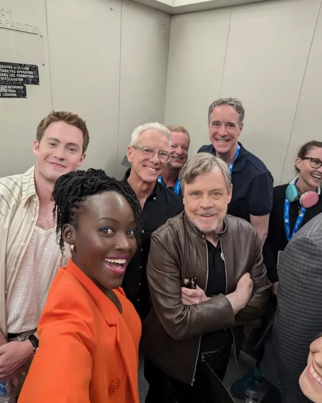 Pendientes de aro pequeños Talisman de Beers en oro rosa usados por Lupita Nyong'o en el panel de The Wild Robot Comic Con el 27 de julio de 2024