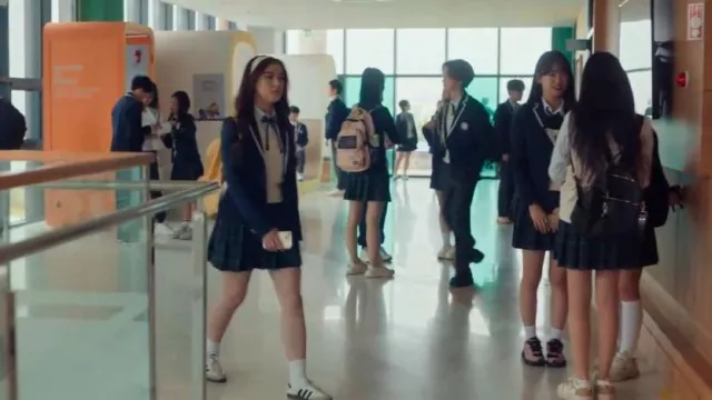 Adidas White Samba OG Sneakers worn by Kitty (Anna Cathcart) as seen in XO, Kitty (S02E05)