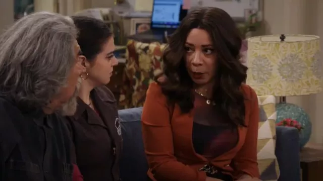 Collier Gorjana Evil Eye porté par Rosie (Selenis Leyva) comme on le voit dans Lopez vs Lopez (S03E10)