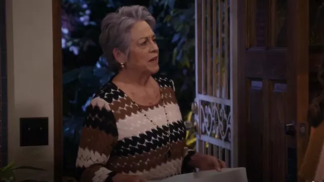 Alfred Dunner Rue Top porté par Elsa (Terri Hoyos) comme on le voit dans Lopez vs Lopez (S03E11)