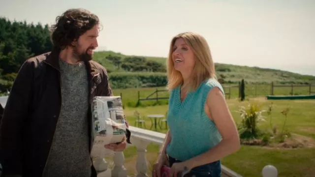 Jersey sin mangas de punto de geranio de Barbour usado por Eva Garvey (Sharon Horgan) como se ve en Bad Sisters (T02E05)