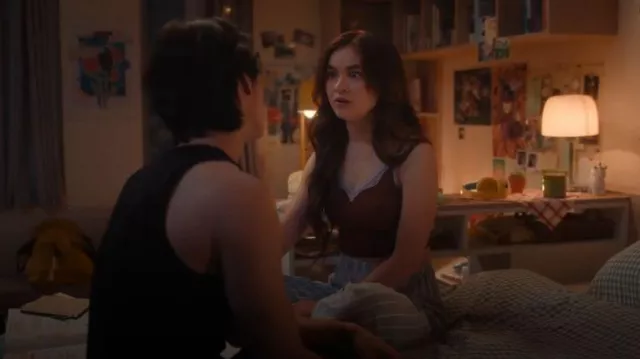 Wild Fable dentelle garniture sans couture col en V débardeur taille petit brun foncé porté par Kitty (Anna Cathcart) comme on le voit dans XO, Kitty (S02E06)