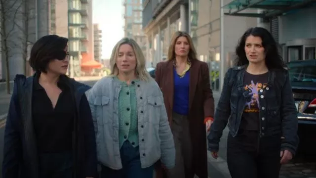 Chaqueta de mezclilla acolchada con bolsillos de parche Allsaints Clark usada por Ursula Flynn (Eva Birthistle) como se ve en Bad Sisters (S02E07)