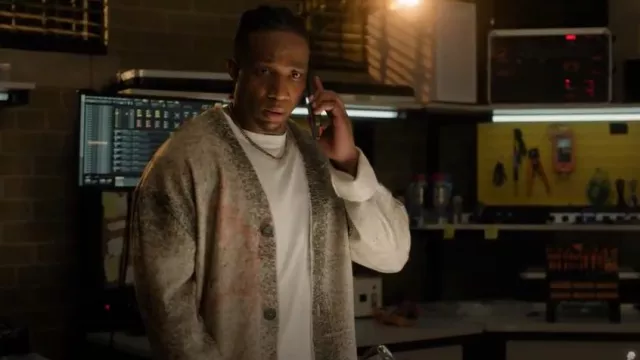 Cardigan Zara Foil Finish porté par Zeke Wallace (Arlen Escarpeta) comme on le voit dans Found (S02E08)