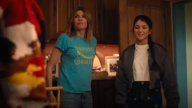Camiseta gráfica de Mother The Sinful usada por Eva Garvey (Sharon Horgan) como se ve en Bad Sisters (T02E08)