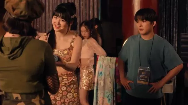 Mini jupe florale à paillettes de cidre portée par Eunice (Ryu Han-bi) comme on le voit dans XO, Kitty (S02E08)