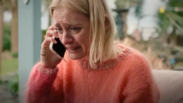 Suéter Ombré Rose Carmine Shimmer-Trim usado por Grace Williams (Anne-Marie Duff) como se ve en Bad Sisters (S02E08)