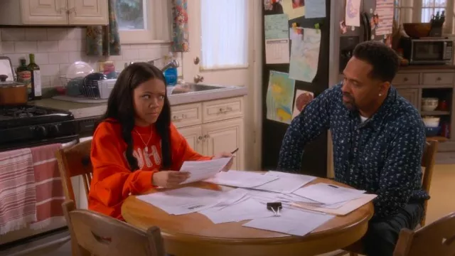 Forever 21 French Terry Whatever Pullover porté par Aaliyah Upshaw (Khali Spraggins) comme on le voit dans The Upshaws (S06E10)