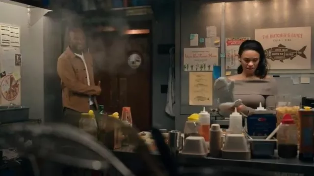 Top corto con hombros descubiertos de canalé moderno de Gap usado por Kaia Bryant (Kandyse McClure) como se ve en Virgin River (S06E01)