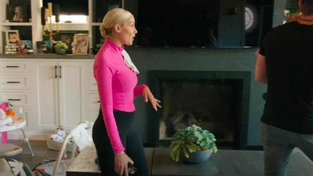 Stori Elevate Half Zip Activewear Chaqueta de running recortada acanalada en flor rosa usada por Heather Rae Young como se ve en The Flipping El Moussas (S02E05)