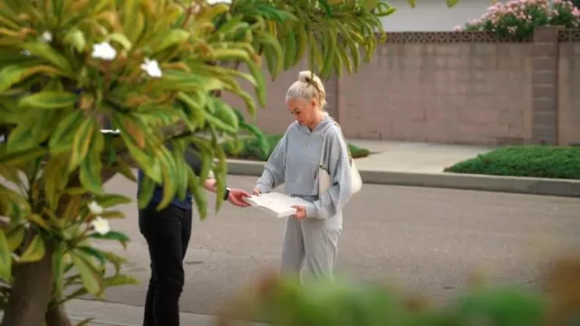 Sudadera con capucha Alo Yoga Muse Athletic Heather Grey usada por Heather Rae Young como se ve en The Flipping El Moussas (S02E05)