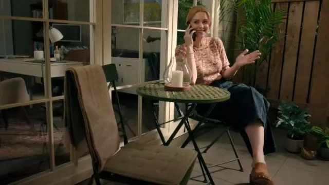 B2 Della Clogs worn by Melinda Monroe (Alexandra Breckenridge) as seen in Virgin River (S06E03)