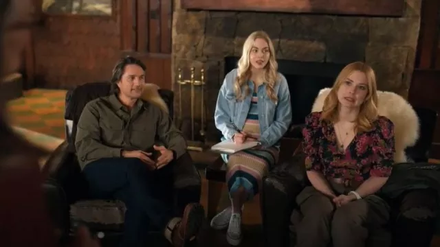 Top de seda con mangas fruncidas del Club Monaco usado por Melinda Monroe (Alexandra Breckenridge) como se ve en Virgin River (S06E06)