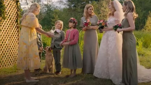 Robe midi à épaules dénudées de fleurs de maternité rose blush jaune portée par Lizzie (Sarah Dugdale) comme on le voit dans Virgin River (S06E10)