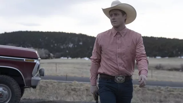 Camisa rosa con botones usada por Billy Tillerson (Noah Reid) como se ve en el vestuario de la serie de televisión Outer Range (Temporada 1)