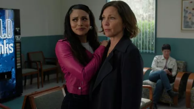 Veste Lamarque Ciara portée par Lacey Quinn (Gabrielle Walsh) comme on le voit dans Found (S02E09)