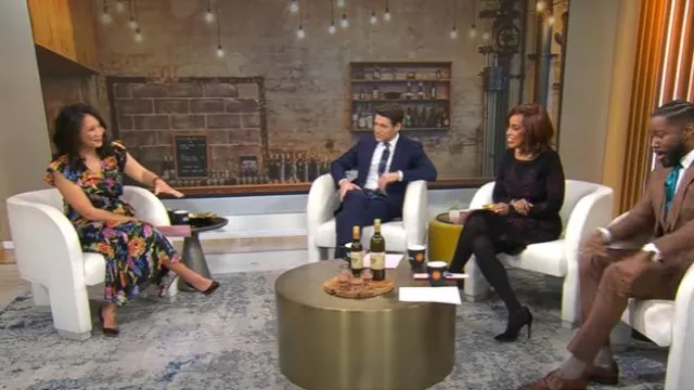 Robe midi à col en V florale Sam Edelman portée par Nancy Chen, vue dans CBS Mornings le 21 janvier 2025