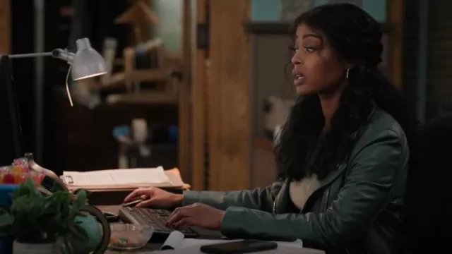 Blouson de motard Allsaints Green Dalby porté par Daphne Forrester (Javicia Leslie) comme on le voit dans High Potential (S01E10)