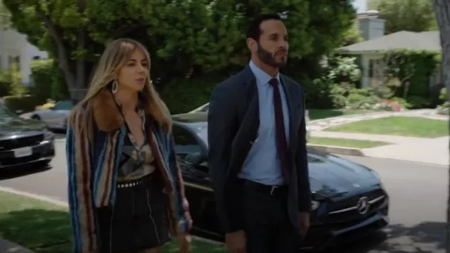 Unreal Fur Rhapsody Striped Cropped Jacket portée par Morgan Gillory (Kaitlin Olson) comme on le voit dans High Potential (S01E10)
