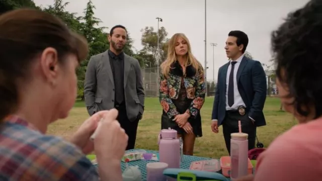 Manteau de monarque en fourrure irréelle porté par Morgan Gillory (Kaitlin Olson) comme on le voit dans High Potential (S01E10)