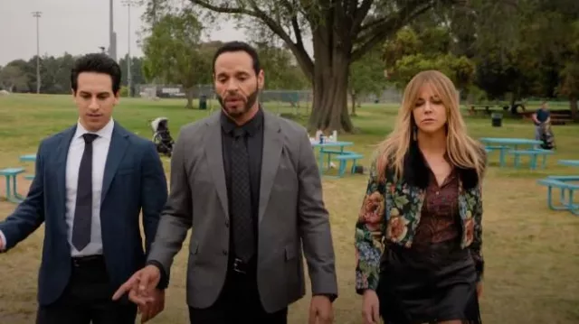 Jupe en similicuir Superdown Riley portée par Morgan Gillory (Kaitlin Olson) comme on le voit dans High Potential (S01E10)