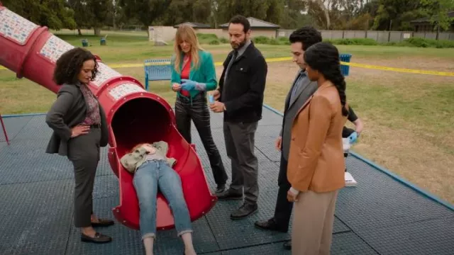 H :ours Annalise Pant porté par Morgan Gillory (Kaitlin Olson) comme on le voit dans High Potential (S01E10)