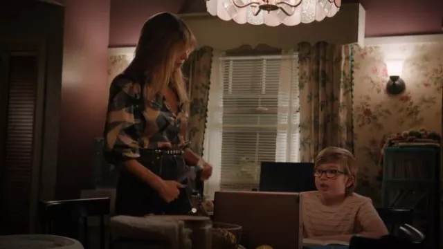 Diane Von Furstenberg Soie BLouse portée par Morgan Gillory (Kaitlin Olson) comme on le voit dans High Potential (S01E10)