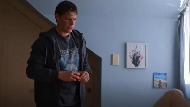 Afends Return Boxy Tee Stone Black usado por Santiago 'Santi' Hernandez (Carlos Sanson Jr.) como se ve en Bump (S05E06)